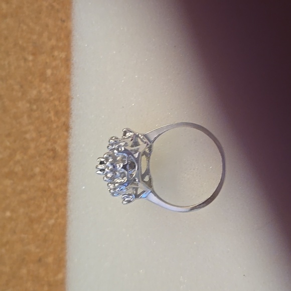 14KT Whitegold ring set with 18 small diamonds and 1 center sapphire Sz6 - Picture 5 of 5